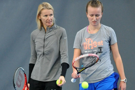 Huấn luyện viên Novotna dẫn dắt Krejcikova những năm đầu sự nghiệp. (Ảnh: Getty) Huấn luyện viên Novotna dẫn dắt Krejcikova những năm đầu sự nghiệp. (Ảnh: Getty)