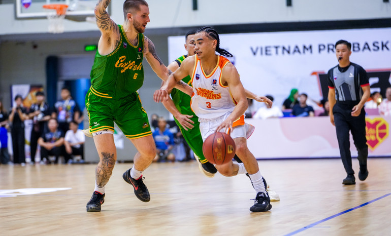 Bryan Nguyễn (áo trắng) dẫn bóng trước sự bám đuổi của ngoại binh Dakota Zinser. (Ảnh: VBA)