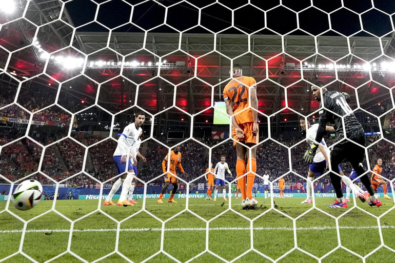 Tình huống gây tranh cãi ở trận Hà Lan gặp Pháp. (Ảnh: Getty) Tình huống gây tranh cãi ở trận Hà Lan gặp Pháp. (Ảnh: Getty)