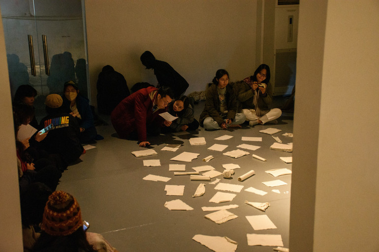 "Những đêm" được giới thiệu tại trưng bày đầu tay của Linh San, năm 2022. Nguồn: Á Space