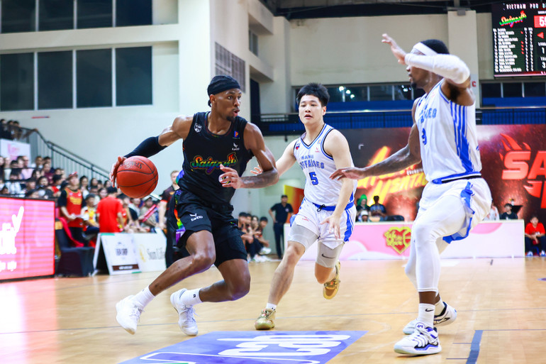Elijah Weaver xoay sở trước hai cầu thủ Hanoi Buffaloes. (Ảnh: VBA) Elijah Weaver xoay sở trước hai cầu thủ Hanoi Buffaloes. (Ảnh: VBA)