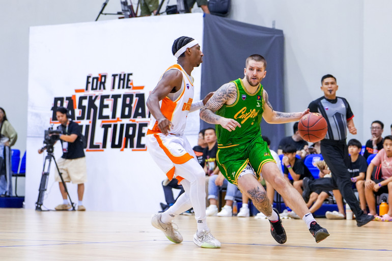 Dakota Zinser (áo xanh) sắm vai chủ công của Cantho Catfish. (Ảnh: VBA)