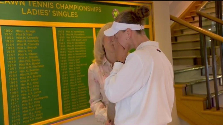 Krejcikova xúc động khi nhớ về vị cố huấn luyện viên Novotna. (Ảnh: Getty) Krejcikova xúc động khi nhớ về vị cố huấn luyện viên Novotna. (Ảnh: Getty)