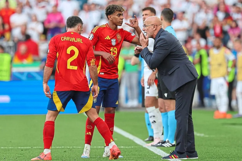 Luis De la Fuente đã lắng nghe Carvajal trước khi thay Yamal ra ngoài. Ảnh: Getty