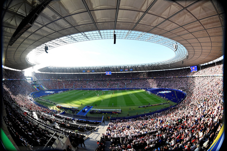 Olympiastadion tưng bừng và đầy màu sắc trong những ngày diễn ra EURO. (Ảnh: ESPN)