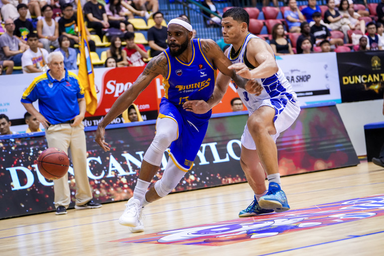 Shon Briggs (áo xanh) đối đầu Dominique Tham. (Ảnh: VBA)