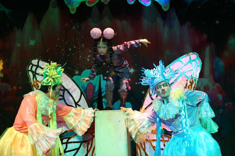 Cảnh trong vở Ve Ve-Chành Chành và hai cục bướu. Nguồn: Sân khấu 5B