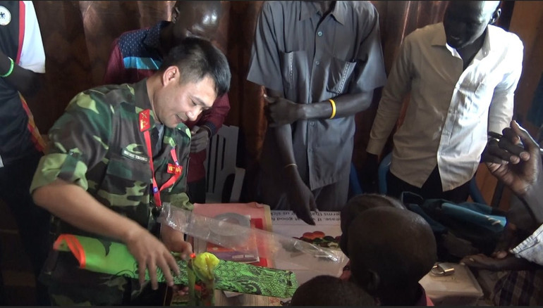 Mạc Đức Trọng - một trong hai chiến sĩ Mũ nồi xanh đầu tiên của Việt Nam - tặng diều cho trẻ em tại Juba (Cộng hòa Nam Sudan) - năm 2017.