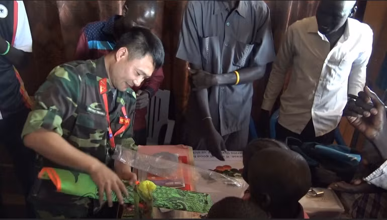 Mạc Đức Trọng - một trong hai chiến sĩ Mũ nồi xanh đầu tiên của Việt Nam - tặng diều cho trẻ em tại Juba (Cộng hòa Nam Sudan) - năm 2017.