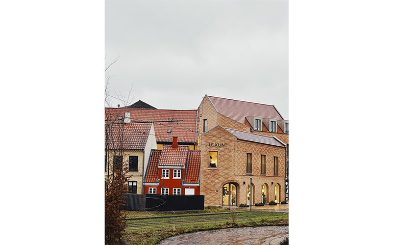 Tại Thủ đô Copenhagen, mưa và gió lớn xuất hiện từ chiều, càng về đêm càng nặng hạt. Tại Thủ đô Copenhagen, mưa và gió lớn xuất hiện từ chiều, càng về đêm càng nặng hạt.