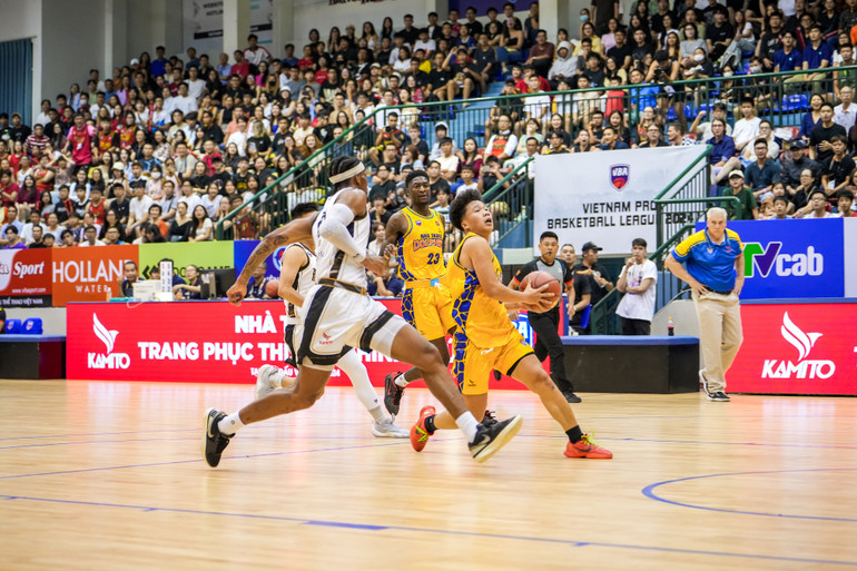 Phạm Nhật Thái Quang (áo số 8) bị bám sát bởi ngoại binh Saigon Heat. (Ảnh: VBA)