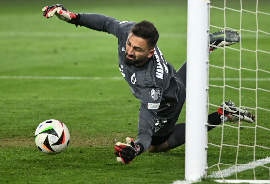 Thủ môn Marmadashvili và pha cản phá đưa Georgia tới EURO 2024. (Ảnh: Getty)