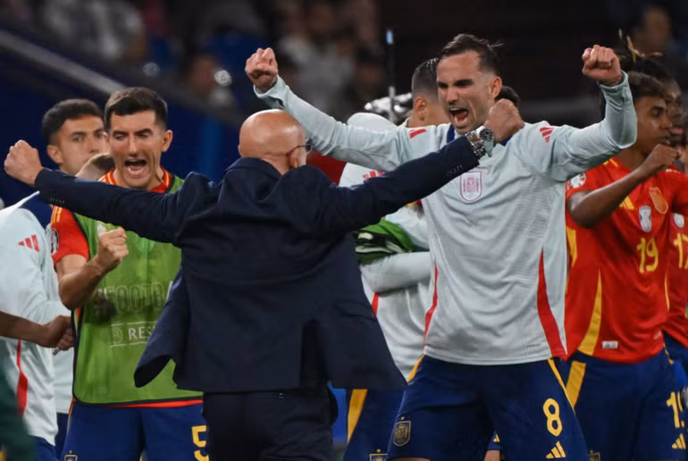 Fabian Ruiz và huấn luyện viên Luis de la Fuente ăn mừng đầy thân thiết. (Ảnh: Getty)