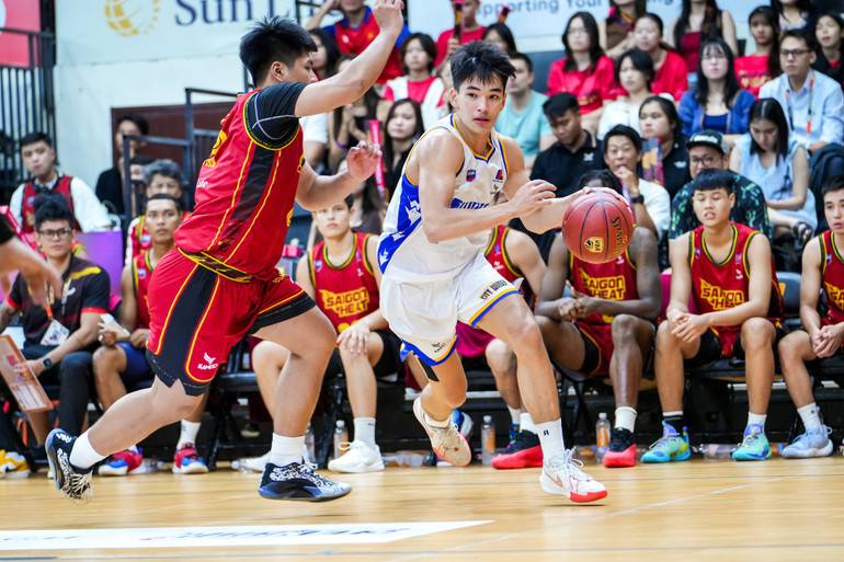 Tim De Kok (áo trắng) dẫn bóng đột phá. (Ảnh: VBA)