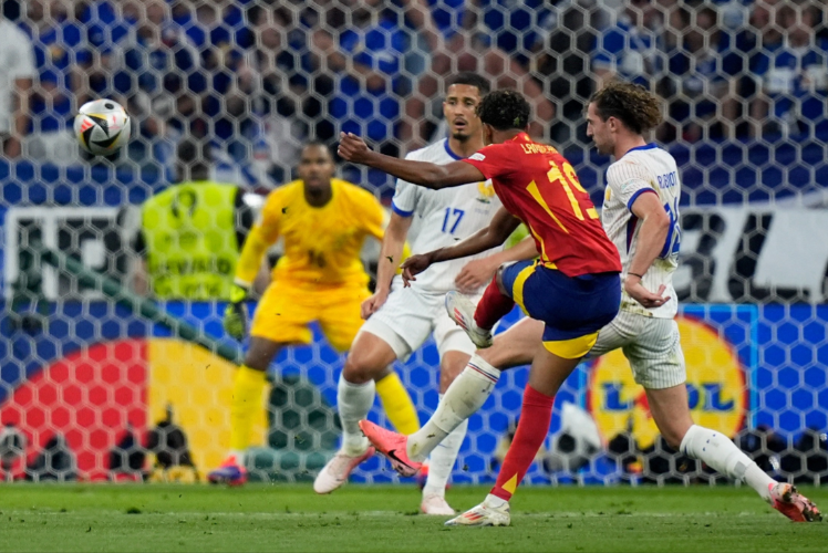 Bàn thắng tuyệt đẹp của Yamal vào lưới Pháp. (Ảnh: Getty)