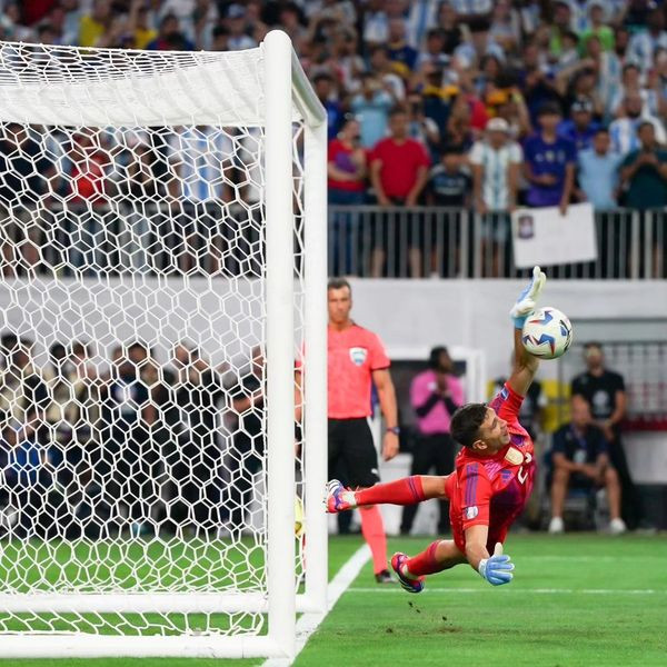 Thủ thành Emiliano Martinez là người hùng của Argentina ở loạt luân lưu. (Ảnh: Getty) Thủ thành Emiliano Martinez là người hùng của Argentina ở loạt luân lưu. (Ảnh: Getty)