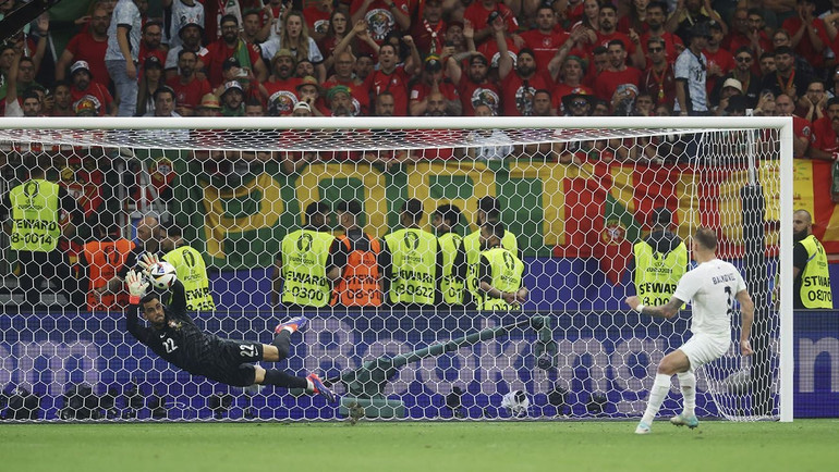 Diogo Costa cản phá xuất thần trong loạt luân lưu cân não. (Ảnh: Getty)