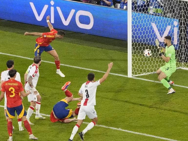 Fabian Ruiz đánh đầu tung lưới Georgia. (Ảnh: Getty)