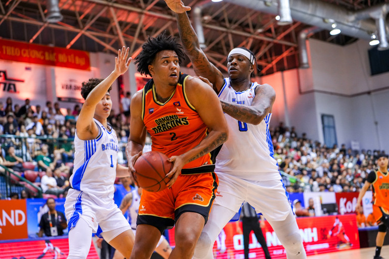 Max Allen xoay sở trước áp lực của hai cầu thủ Hanoi Buffaloes. (Ảnh: VBA) Max Allen xoay sở trước áp lực của hai cầu thủ Hanoi Buffaloes. (Ảnh: VBA)