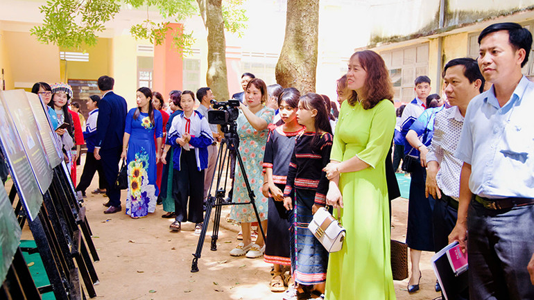 Chương trình triển lãm " Ước mơ của em" thu hút nhiều đại biểu và các em học sinh tham dự.