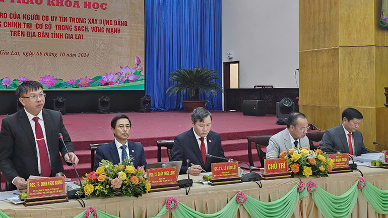 Các đại biểu chủ trì hội thảo.