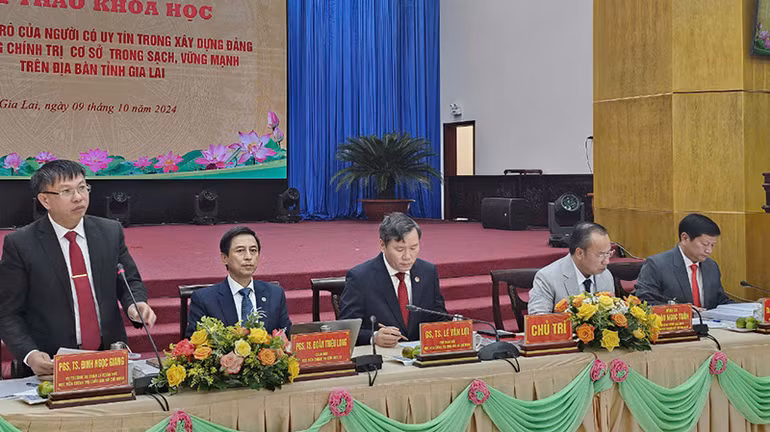 Các đại biểu chủ trì hội thảo.