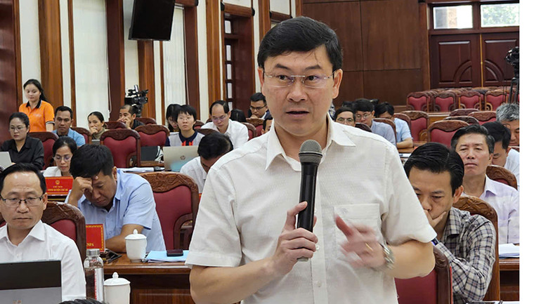 Lãnh đạo Sở kế hoạch và Đầu tư tỉnh Gia Lai trả lời chất vấn tại kỳ họp.