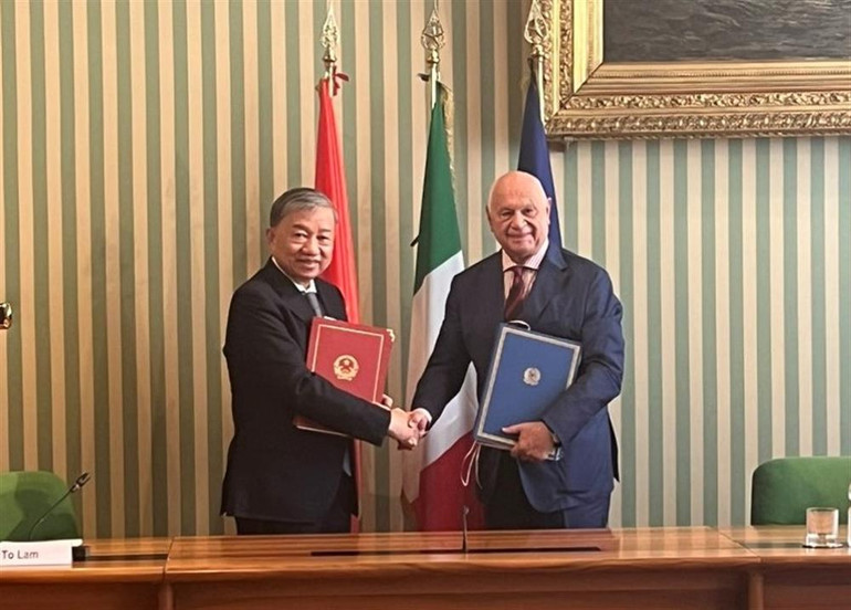 Bộ trưởng Tô Lâm và Bộ trưởng Tư pháp Italia Carlo Nordio tại lễ ký "Hiệp định dẫn độ” và “Hiệp định về chuyển giao người bị kết án phạt tù”. Ảnh: bocongan.gov.vn