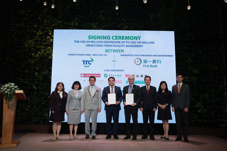 Ban lãnh đạo Tập đoàn TTC, TTC AgriS và FCB cùng Nhóm các định chế tài chính hàng đầu khu vực Châu Á tại buổi ký kết khoản vay vốn 100 triệu USD.