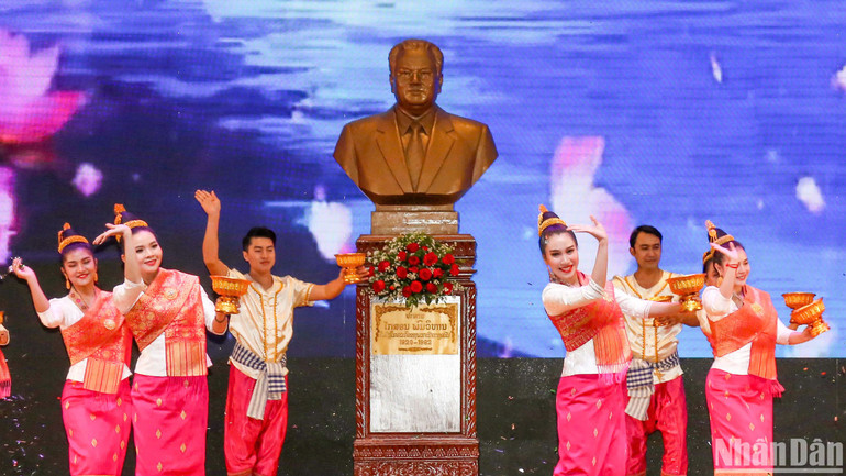 Biểu diễn văn nghệ tại buổi giao lưu.