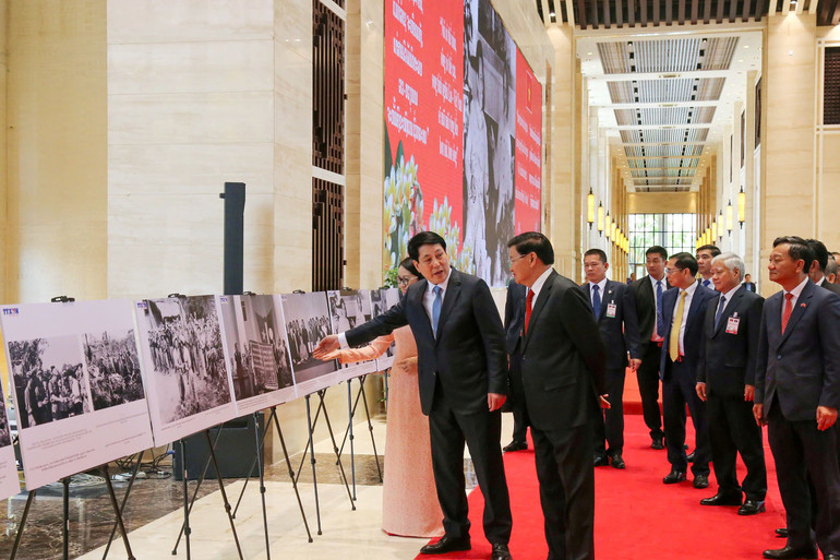 Chủ tịch nước Lương Cường và Tổng Bí thư, Chủ tịch nước Lào Thongloun Sisoulith tham quan trưng bày ảnh do Thông tấn xã Việt Nam thực hiện.