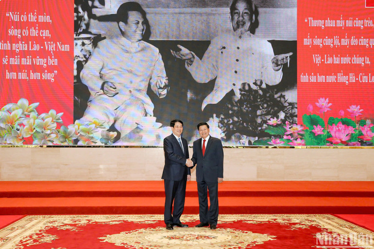 Chủ tịch nước Lương Cường và Tổng Bí thư, Chủ tịch nước Lào Thongloun Sisoulith tại buổi giao lưu.