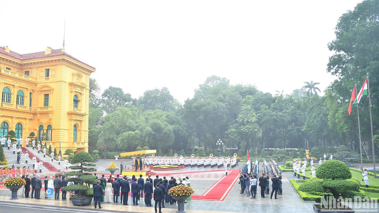 Toàn cảnh lễ đón.