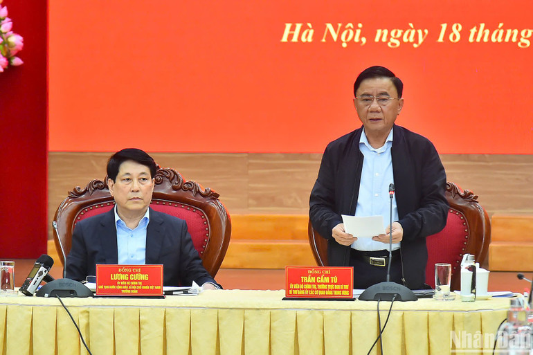 Đồng chí Trần Cẩm Tú phát biểu ý kiến tại hội nghị.