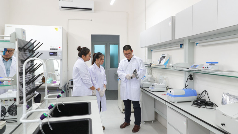 Hoạt động thí nghiệm, thực hành trong đào tạo, nghiên cứu của cán bộ giảng viên, sinh viên Đại học Quốc gia Hà Nội.