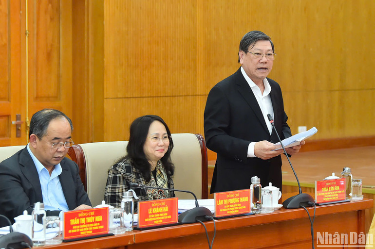 Đồng chí Trần Văn Rón trình bày dự thảo báo cáo tại hội nghị.