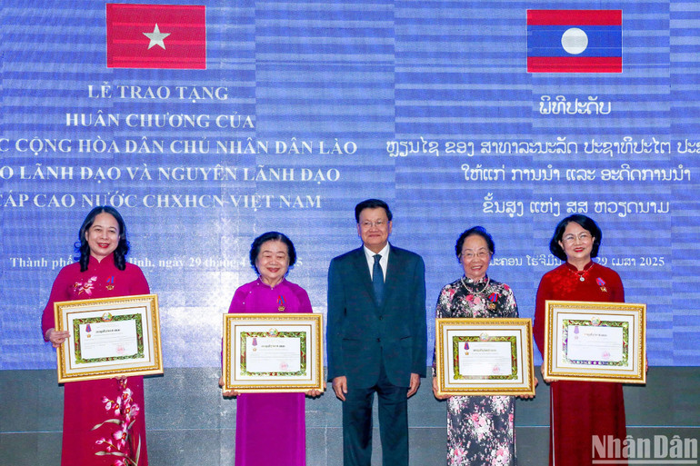 Tổng Bí thư, Chủ tịch nước Lào trao Huân chương Tự do hạng Nhất cho các đồng chí Phó Chủ tịch nước, nguyên Phó Chủ tịch nước. Tổng Bí thư, Chủ tịch nước Lào trao Huân chương Tự do hạng Nhất cho các đồng chí Phó Chủ tịch nước, nguyên Phó Chủ tịch nước.