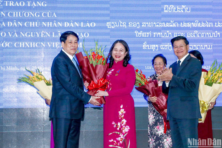 Chủ tịch nước Lương Cường tặng hoa chúc mừng Phó Chủ tịch nước Võ Thị Ánh Xuân. Chủ tịch nước Lương Cường tặng hoa chúc mừng Phó Chủ tịch nước Võ Thị Ánh Xuân.