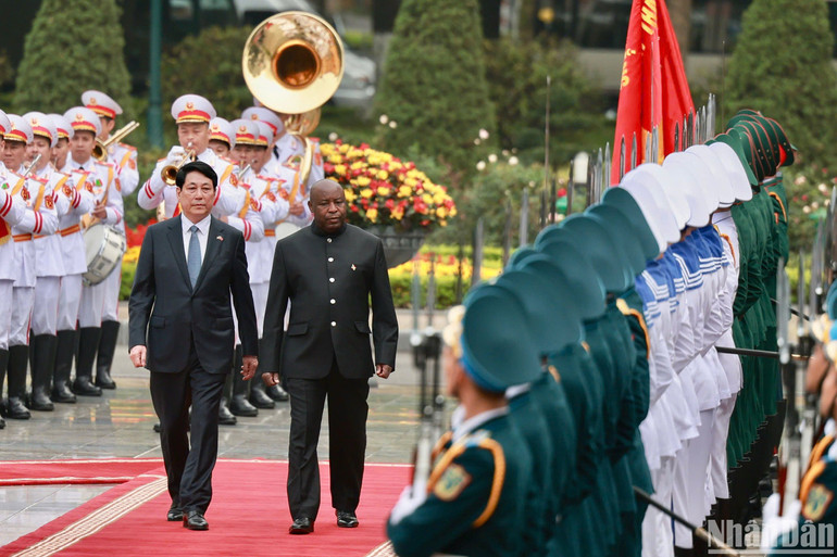 Chủ tịch nước Lương Cường và Tổng thống Evariste Ndayishimiye duyệt Đội danh dự Quân đội nhân dân Việt Nam. Chủ tịch nước Lương Cường và Tổng thống Evariste Ndayishimiye duyệt Đội danh dự Quân đội nhân dân Việt Nam.
