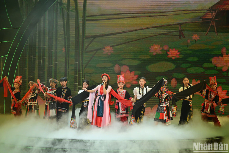 Tiết mục văn nghệ tại buổi lễ. Tiết mục văn nghệ tại buổi lễ.