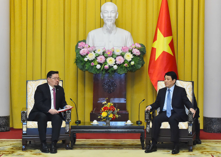 Chủ tịch nước Lương Cường tiếp Chánh Văn phòng Tổng thống Mông Cổ Gombojav Zandanshatar. Chủ tịch nước Lương Cường tiếp Chánh Văn phòng Tổng thống Mông Cổ Gombojav Zandanshatar.