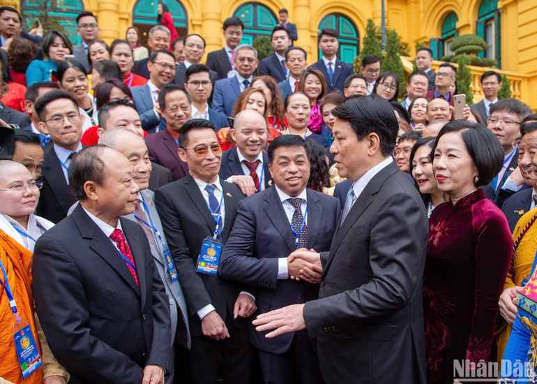 Chủ tịch nước và Phu nhân trò chuyện cùng bà con kiều bào.