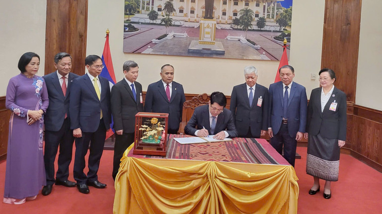 Chủ tịch nước viết lưu bút tại Bảo tàng Chủ tịch Kaysone Phomvihane.