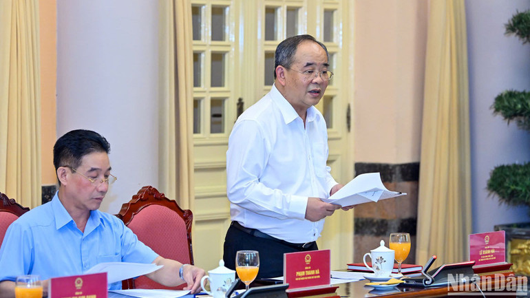 Chủ nhiệm Văn phòng Chủ tịch nước Lê Khánh Hải báo cáo tại buổi làm việc. Chủ nhiệm Văn phòng Chủ tịch nước Lê Khánh Hải báo cáo tại buổi làm việc.