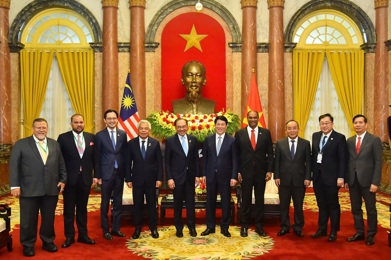 Chủ tịch nước Lương Cường tiếp Thủ tướng Malaysia Anwar Ibrahim.