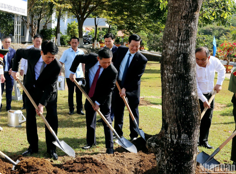 Chủ tịch nước Lương Cường và các đại biểu trồng cây lưu niệm.