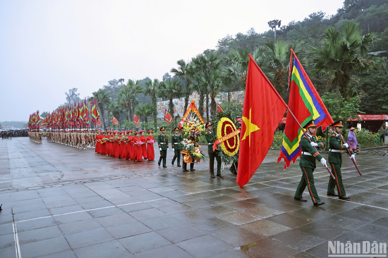 Đoàn đang dâng hương Giỗ Tổ Hùng Vương. (Ảnh: NGỌC LONG)