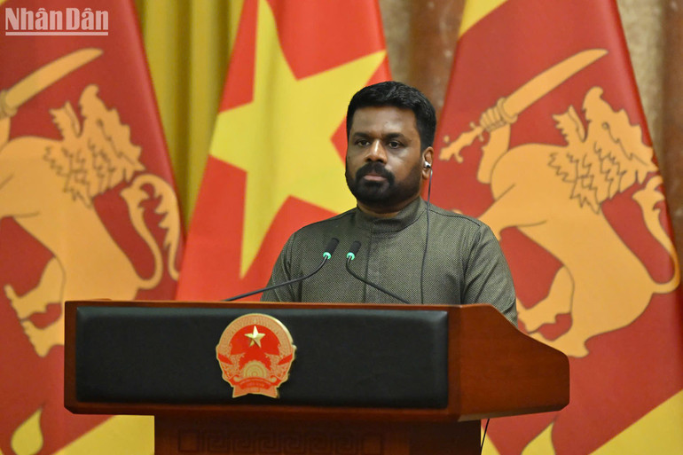 Tổng thống Sri Lanka phát biểu tại cuộc gặp báo chí. Tổng thống Sri Lanka phát biểu tại cuộc gặp báo chí.