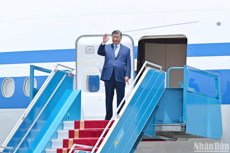 Tổng Bí thư, Chủ tịch Trung Quốc Tập Cận Bình bắt đầu chuyến thăm cấp Nhà nước tới Việt Nam. Tổng Bí thư, Chủ tịch Trung Quốc Tập Cận Bình bắt đầu chuyến thăm cấp Nhà nước tới Việt Nam.