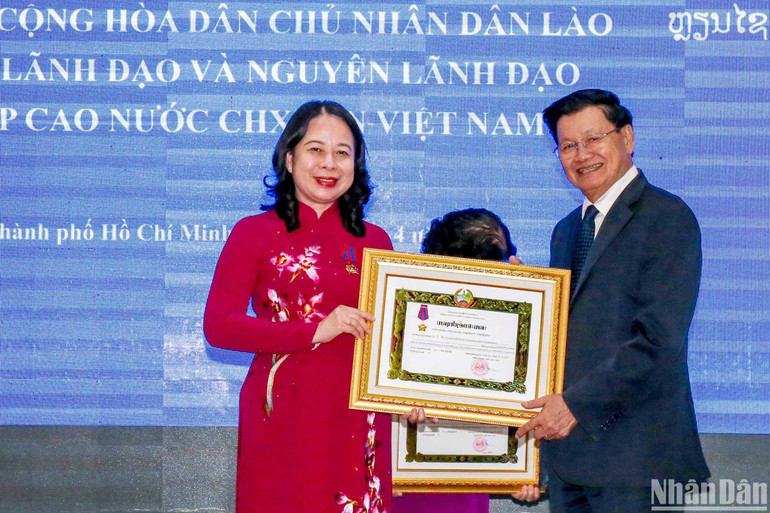Tổng Bí thư, Chủ tịch nước Lào trao Huân chương Tự do hạng Nhất cho Phó Chủ tịch nước Võ Thị Ánh Xuân. Tổng Bí thư, Chủ tịch nước Lào trao Huân chương Tự do hạng Nhất cho Phó Chủ tịch nước Võ Thị Ánh Xuân.